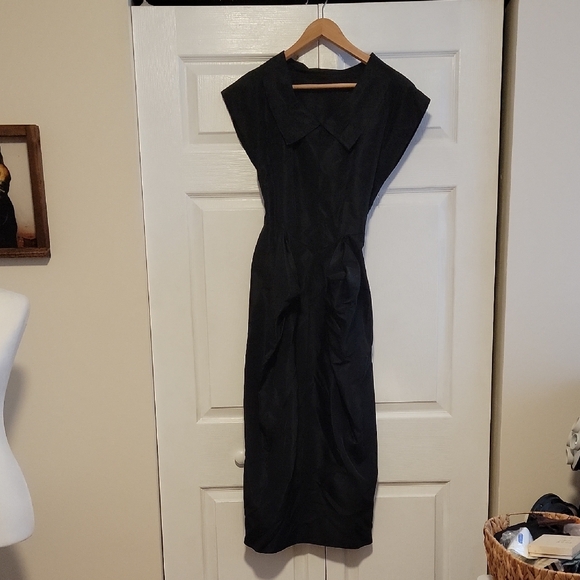 Elegant Black Dress - Picture 1 of 7